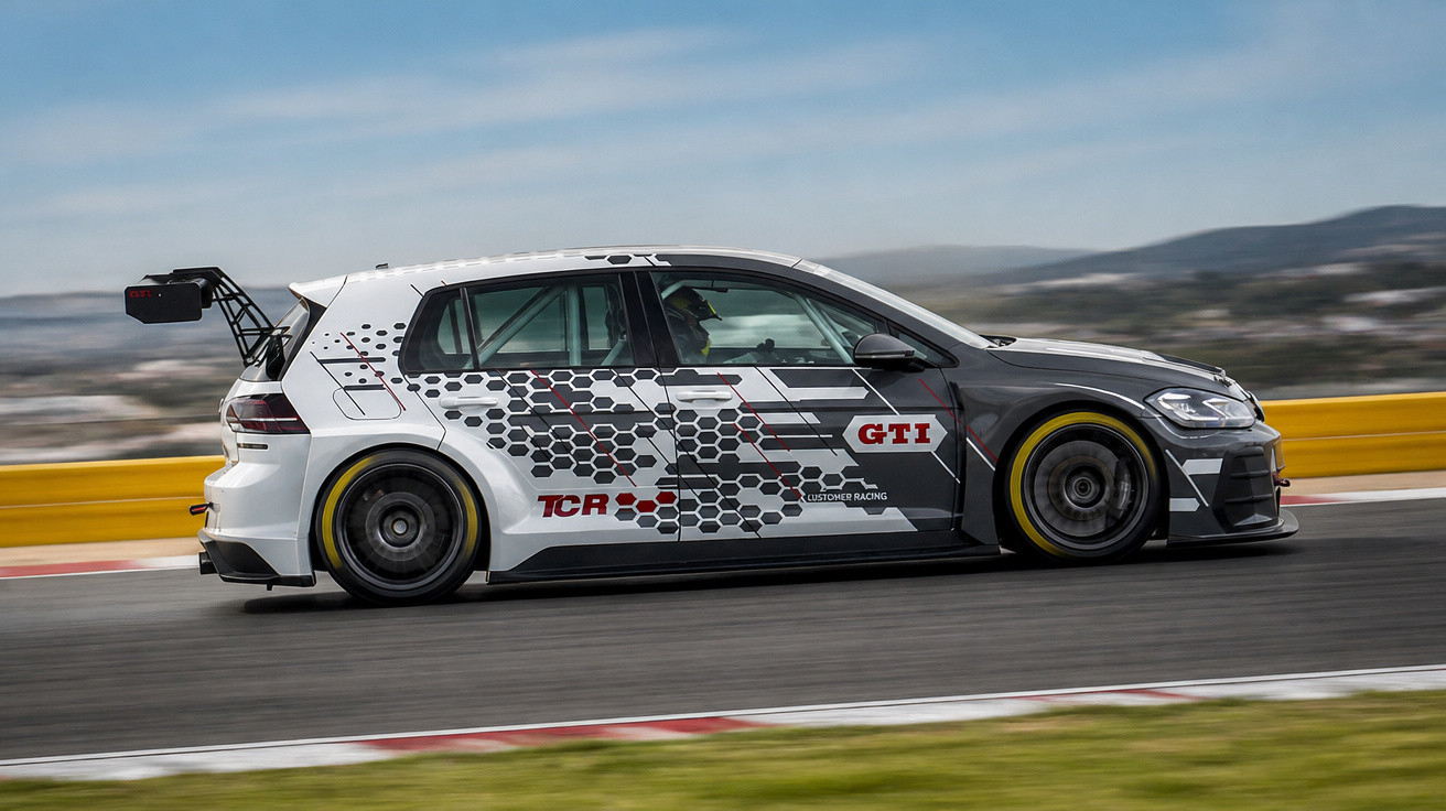 Carro de corrida Volkswagen Golf GTI TCR branco e preto em alta velocidade na pista de corrida.